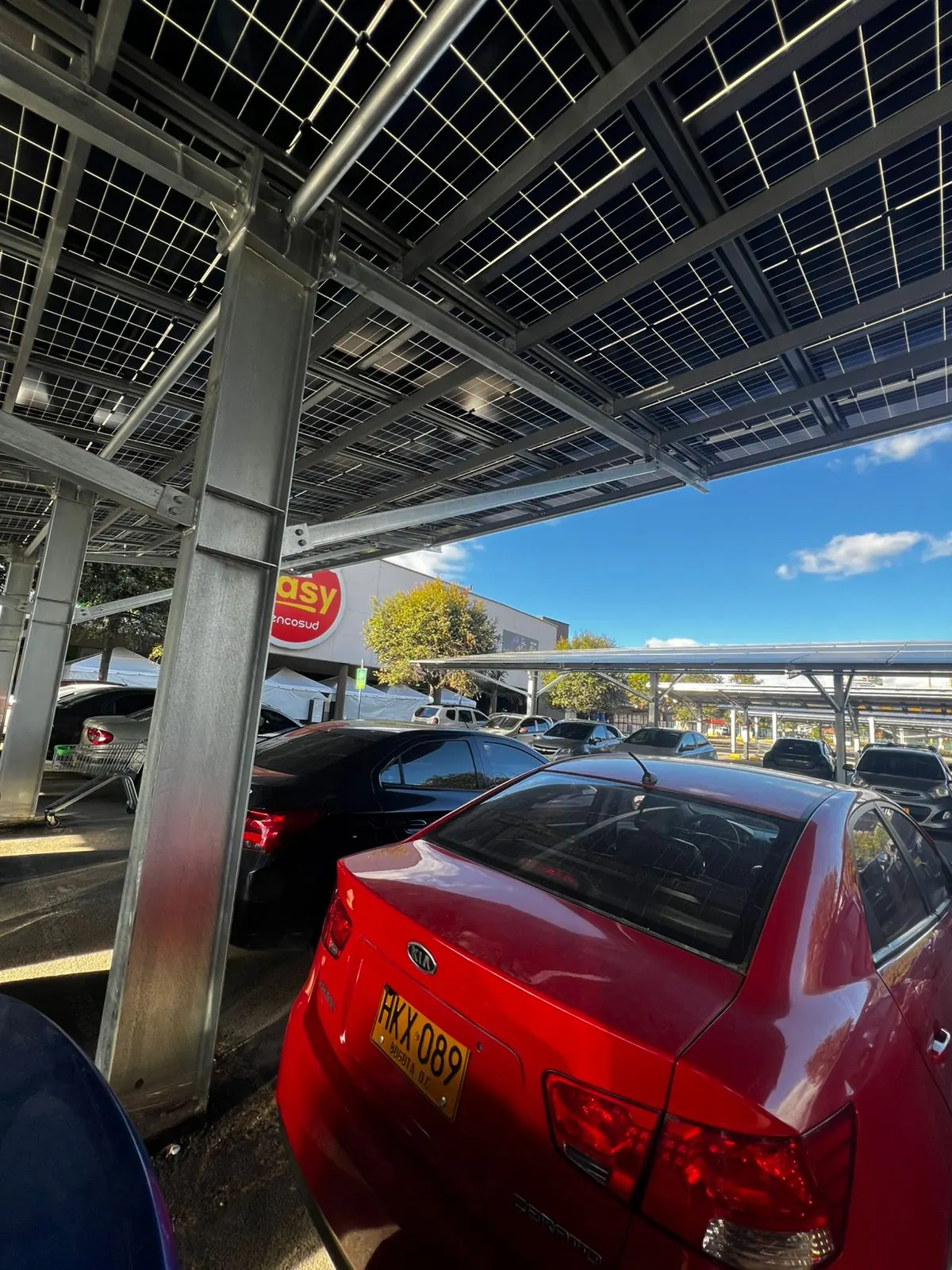 Cubierta metálica tipo carport con estructura de soporte