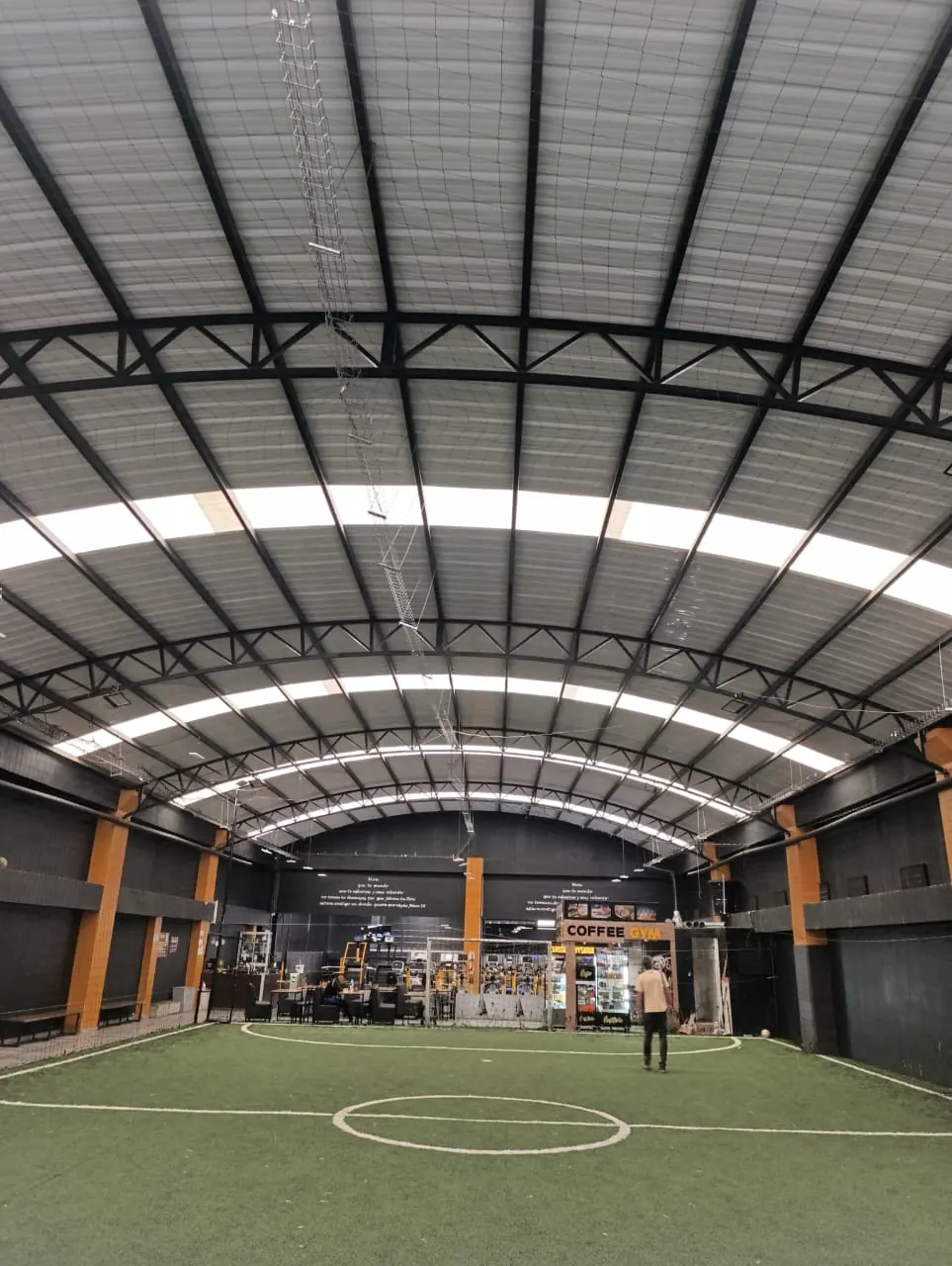 Cubierta metálica instalada sobre una cancha deportiva