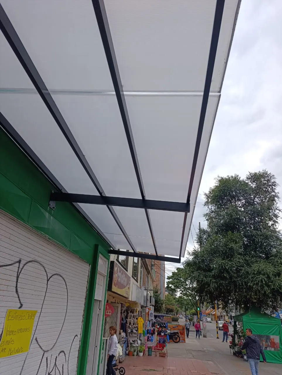 Cubierta en policarbonato sobre un acceso peatonal