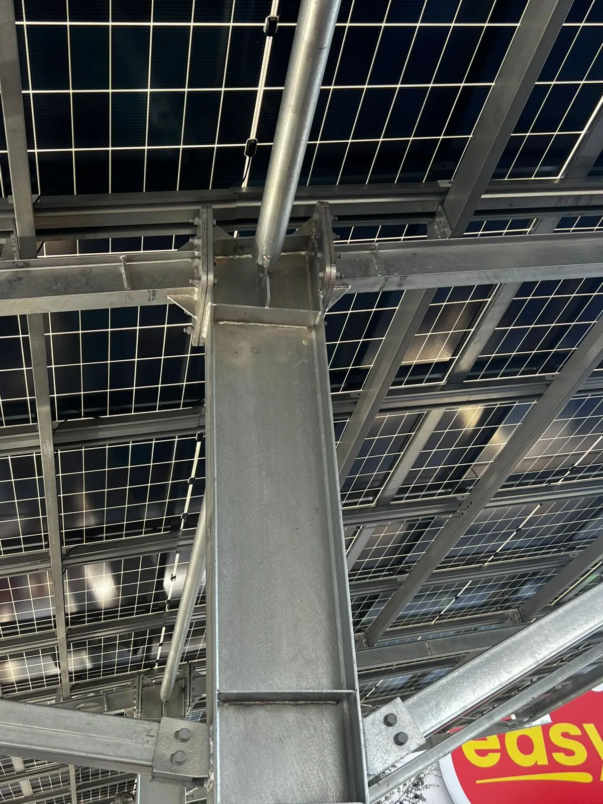 Estructura metálica instalada para una cubierta comercial