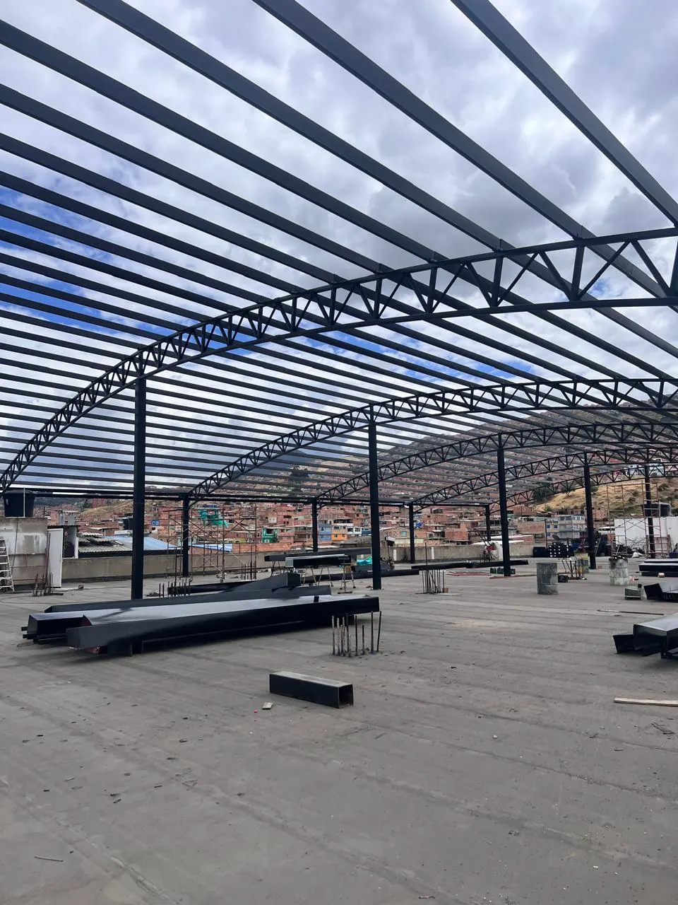 Estructura metálica en proceso de montaje para una cubierta