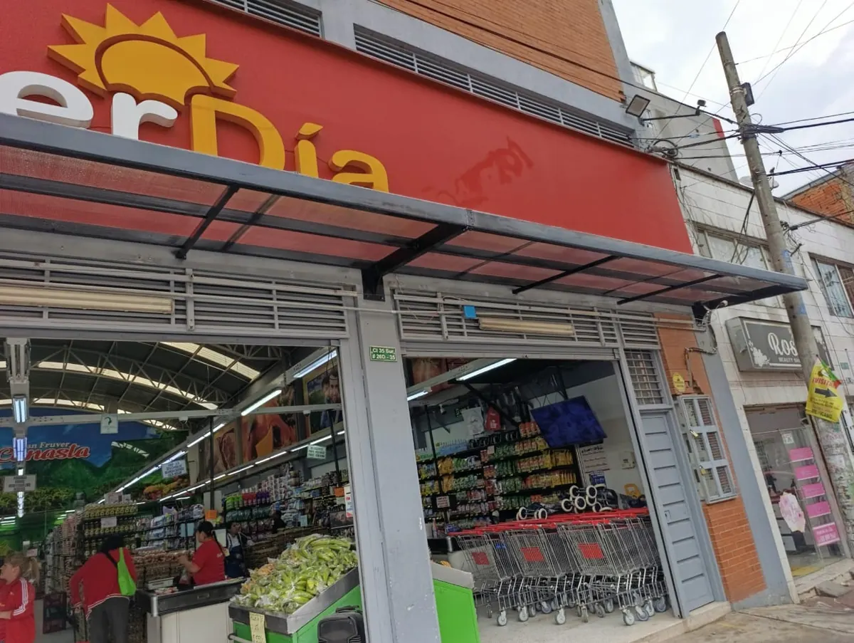 Marquesina metálica instalada en una fachada comercial