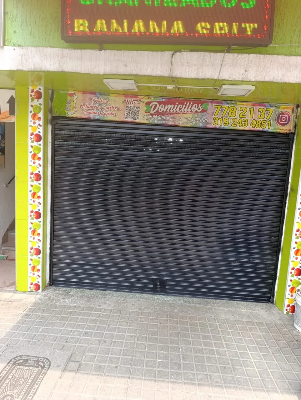 Portón metálico enrollable instalado en un local comercial