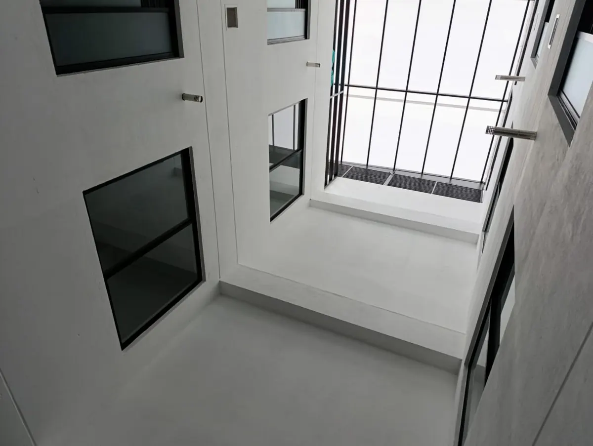 Reja y cubierta metálica instaladas en un espacio interior